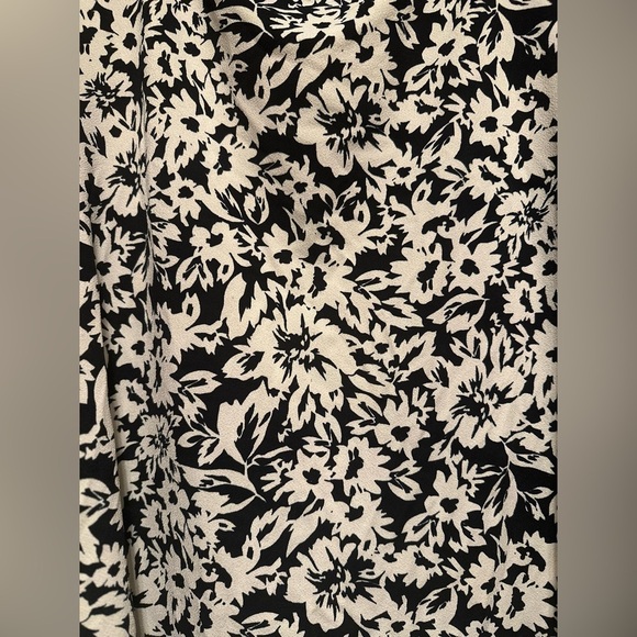 ❤️H&M - Short Sleeve Black & White Floral Blouse (Size XL) - Picture 4 of 10